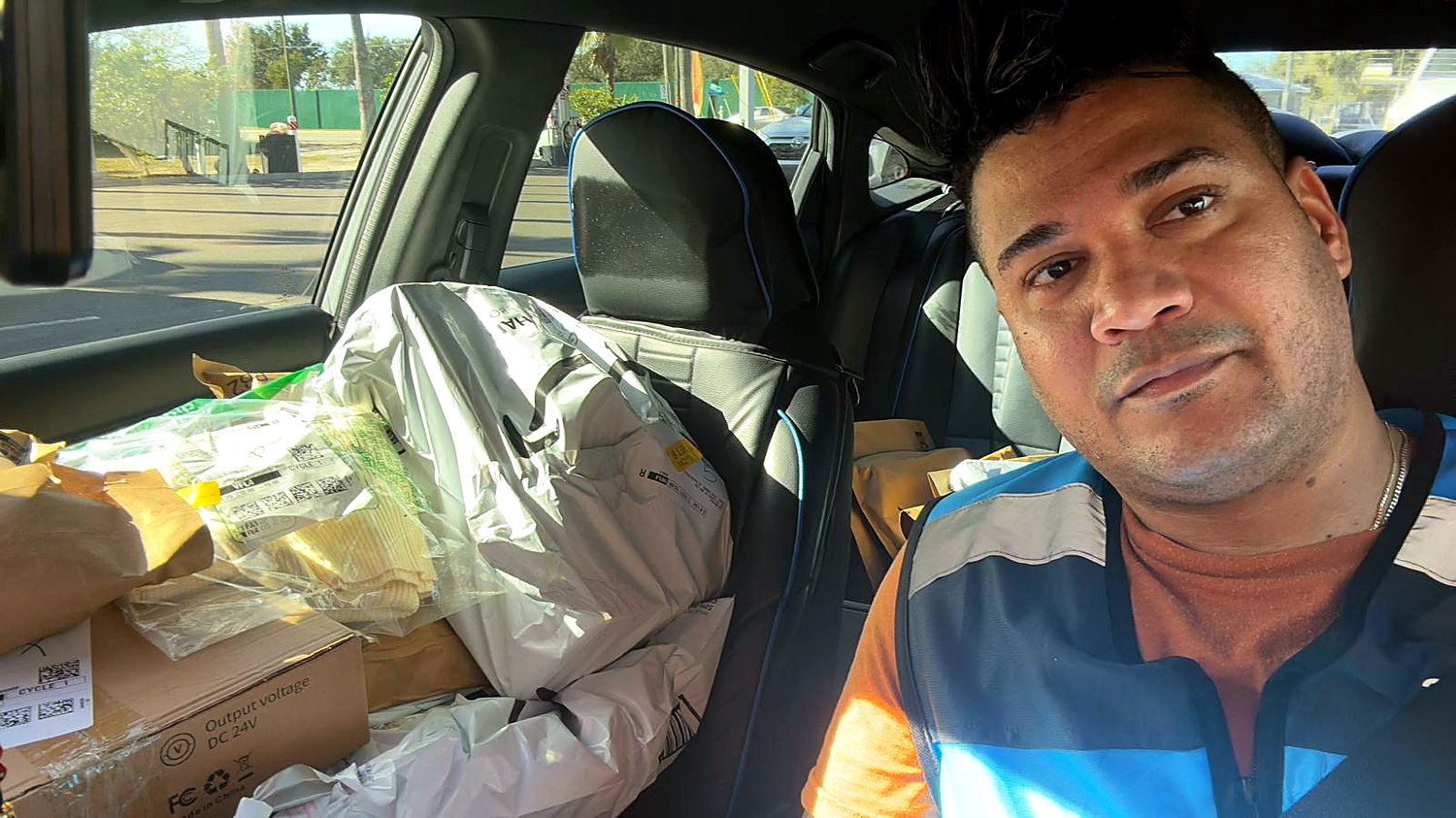 Dentro del vehículo con paquetes para entregar