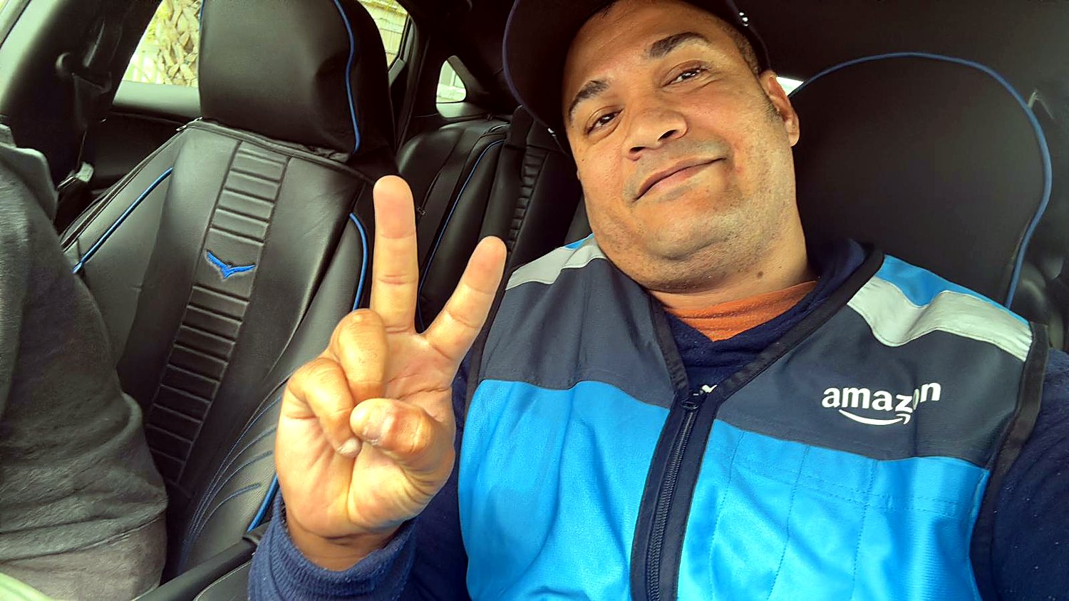 Con el chaleco de Amazon durante una ruta de reparto
