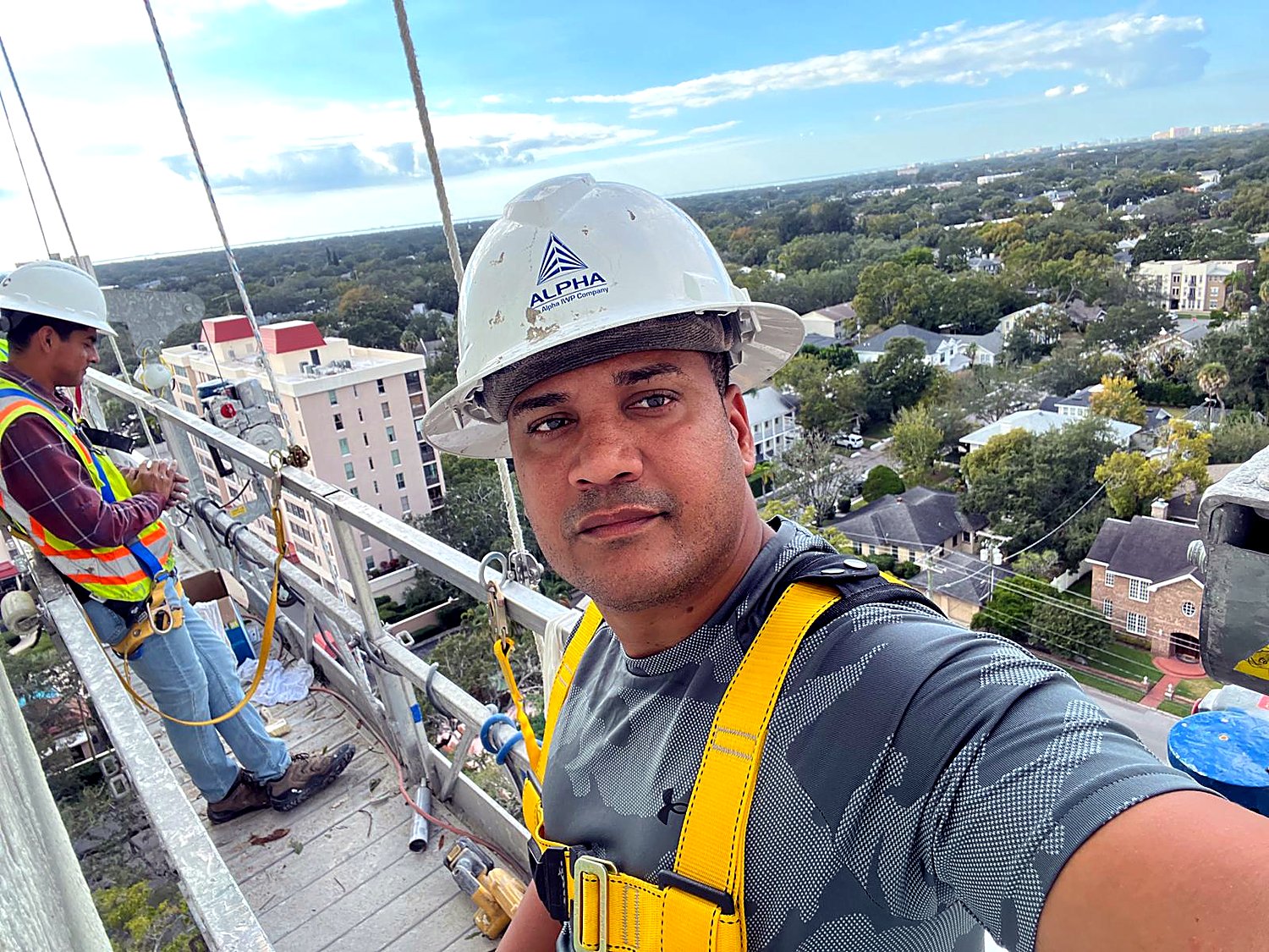 Trabajando en altura con casco y arnés de seguridad