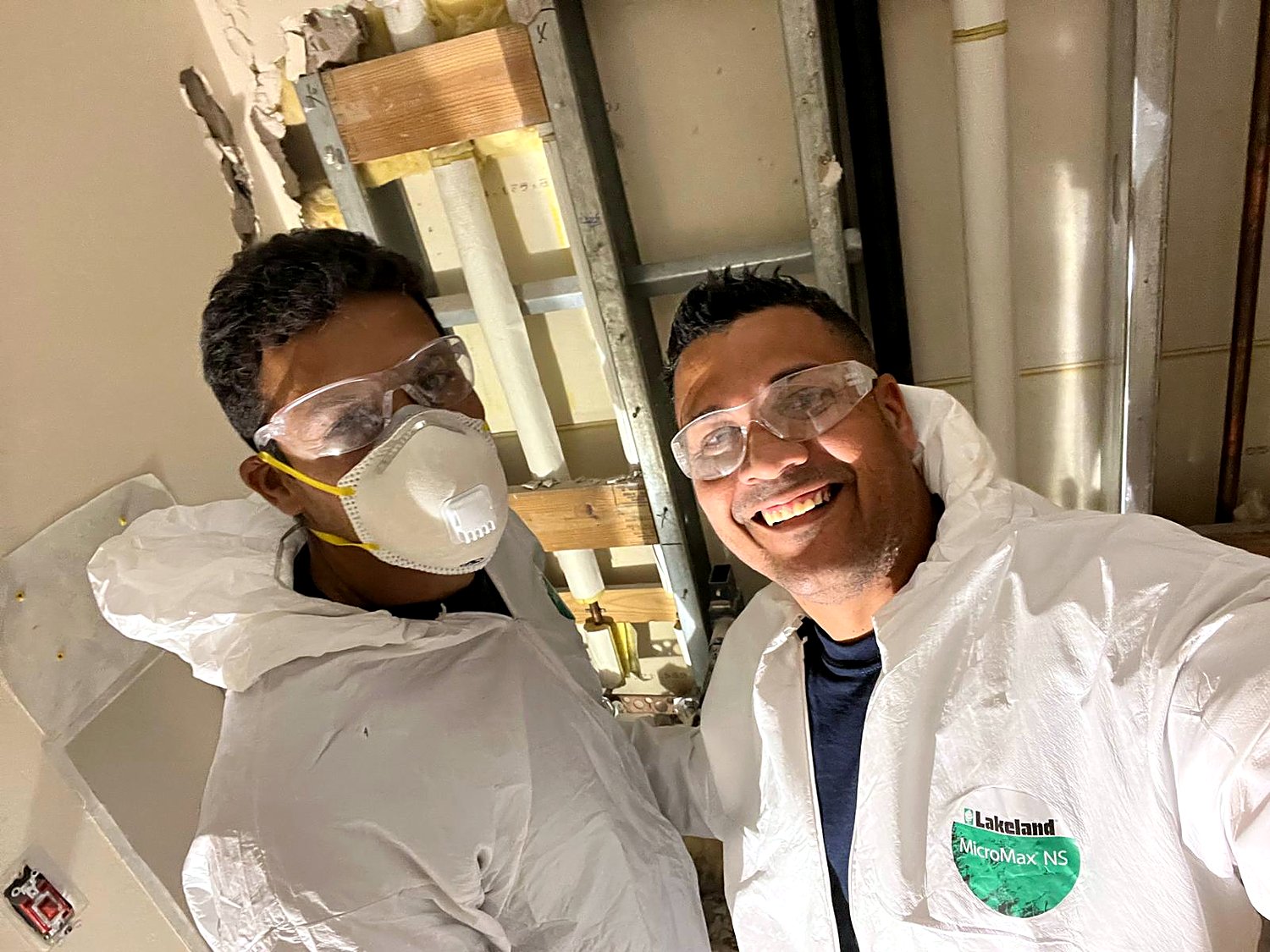 Con traje de protección Tyvek trabajando en interiores