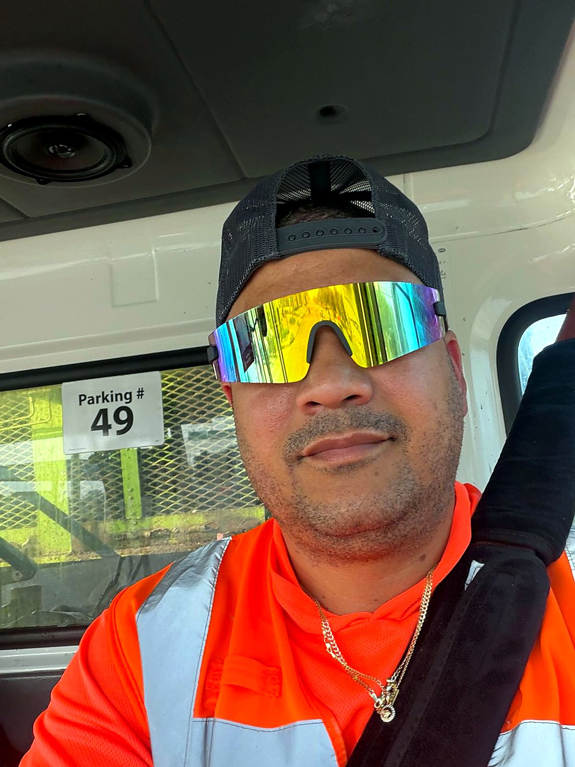 Con el uniforme naranja de alta visibilidad de GFL Environmental