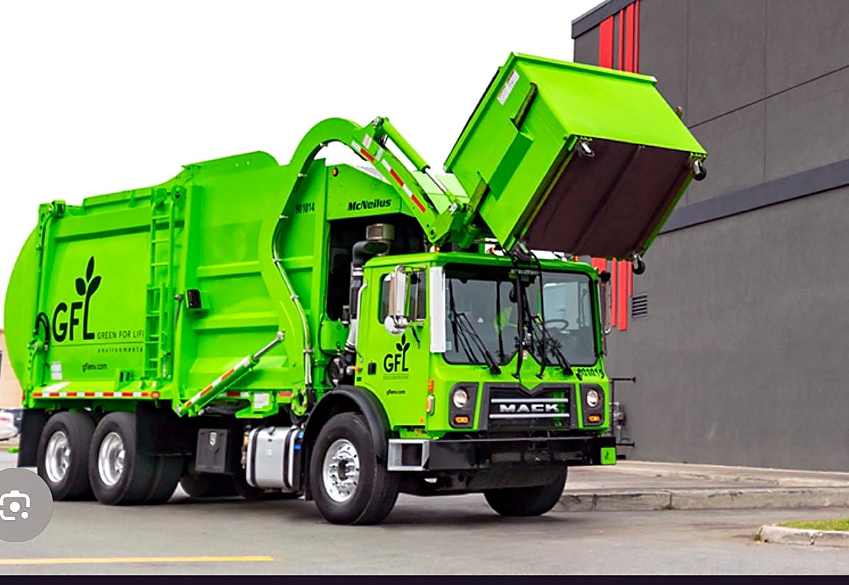 Camión front-load verde de GFL Environmental