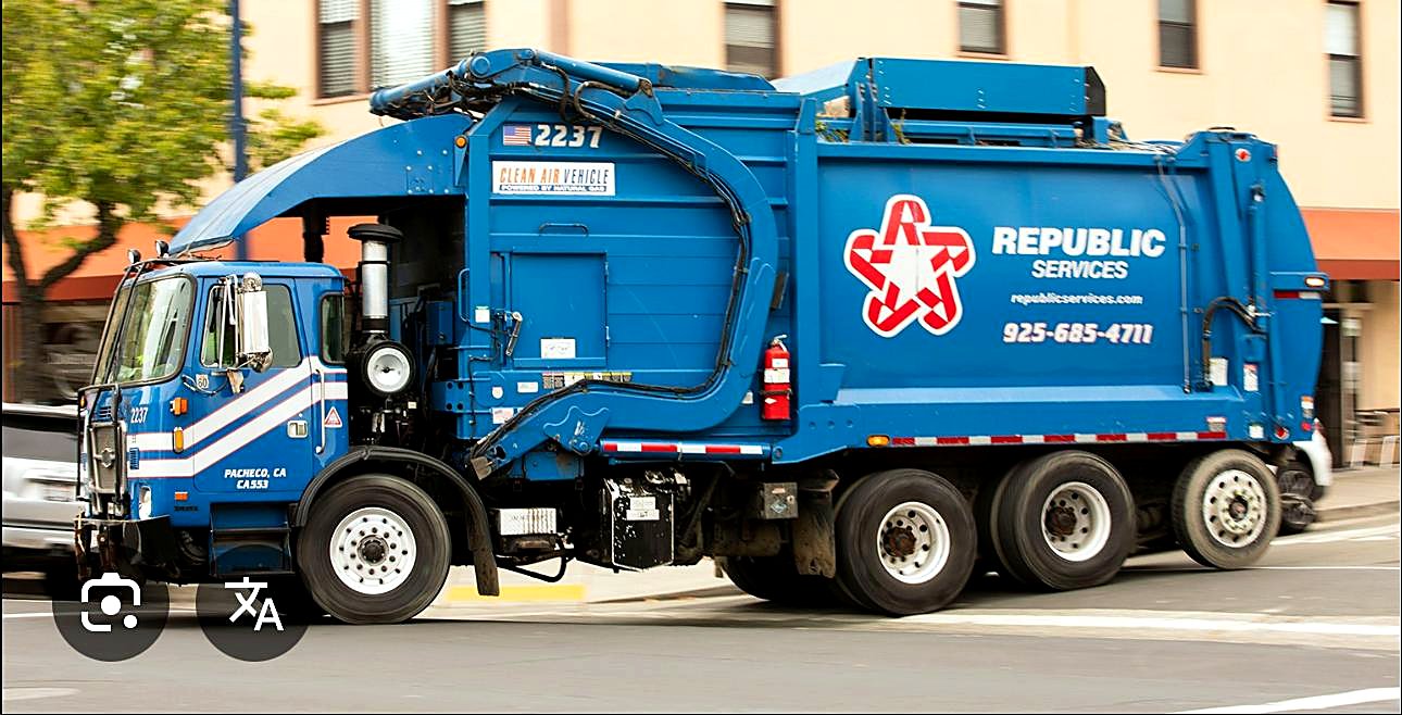 Camión de Republic Services en ruta